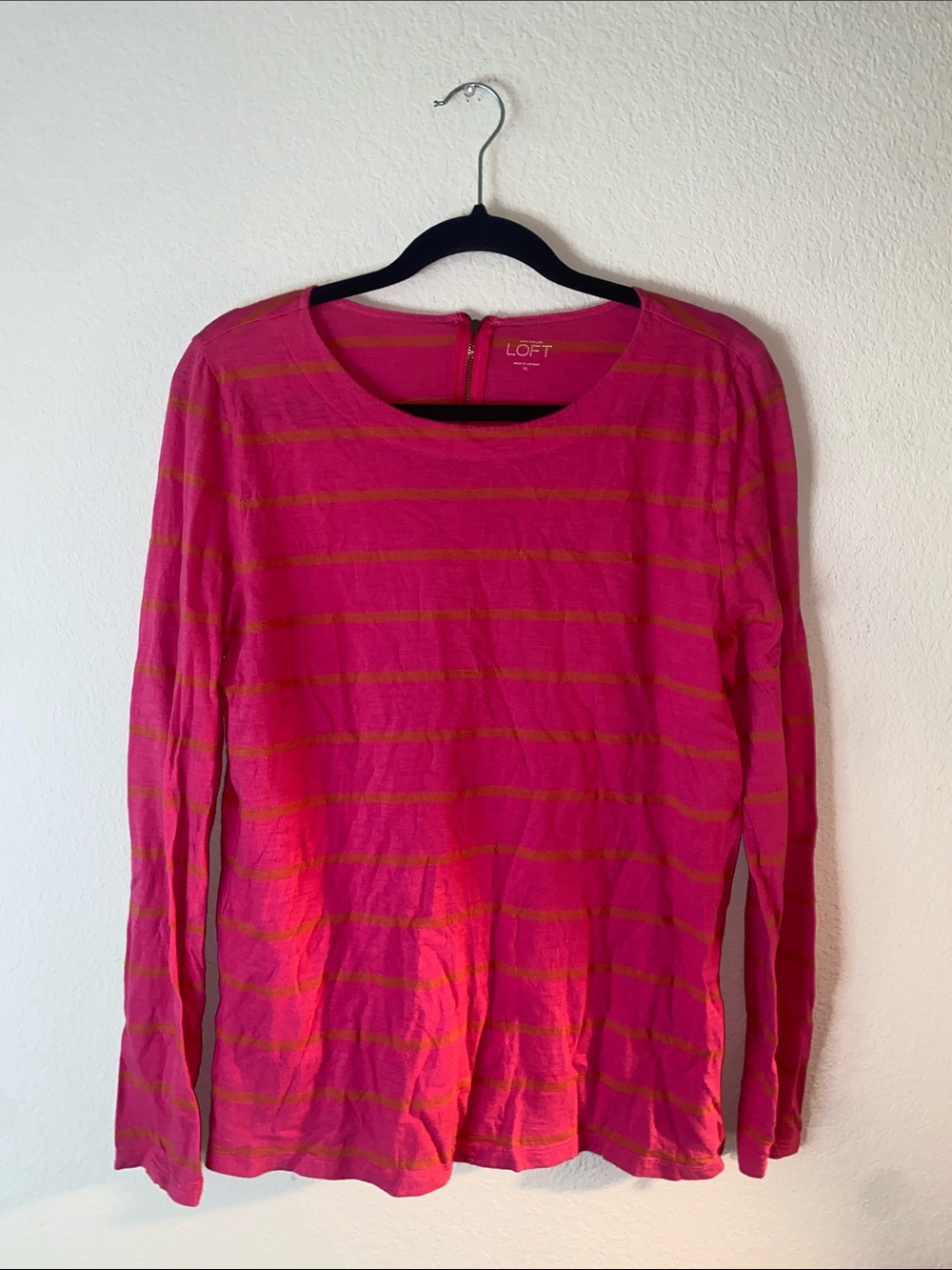 🎈 LOFT pink and orange striped long sleeve tee with a back zipper detail!